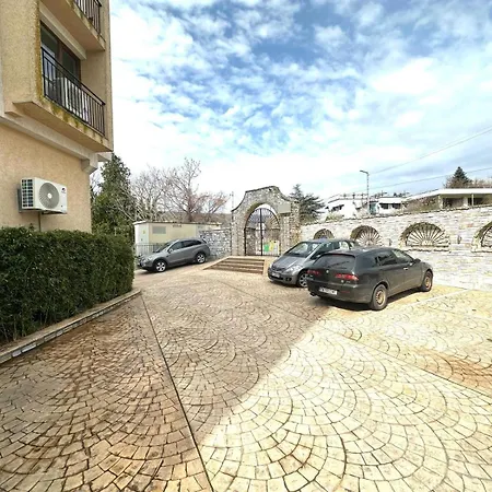 Moni House Apartman *